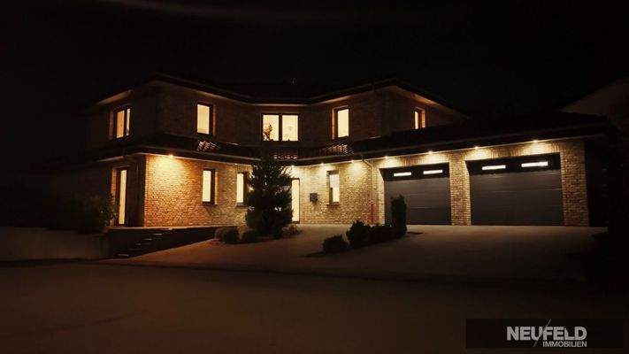 Hausfront im Dunkeln