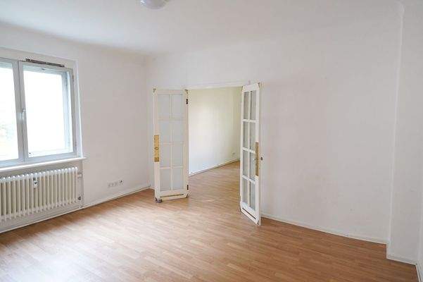 Wohnzimmer mit Blick zum Schlafzimmer.jpg