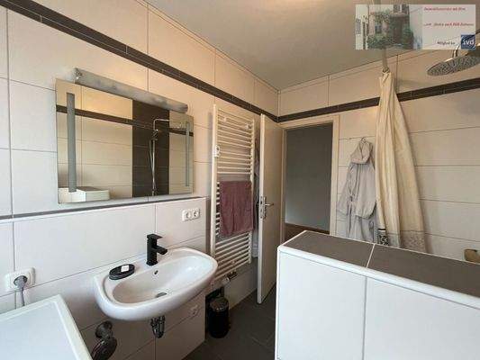 Spiegel mit Beleuchtung und Heizkörper