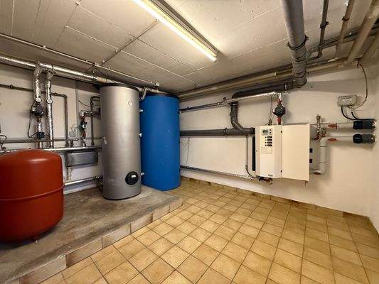 Fernwärmeversorgung sowie Holzofenheizung