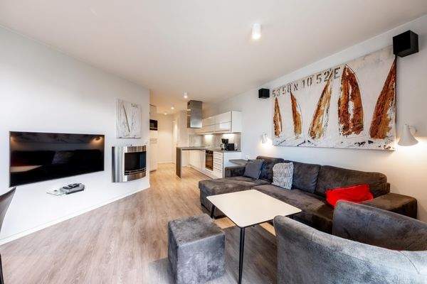 Wohnbereich mit Blick in die Küche