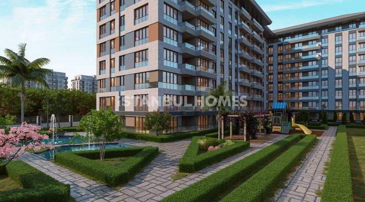 Flats in a Complex with Pool in Kucukcekmece Istanbul