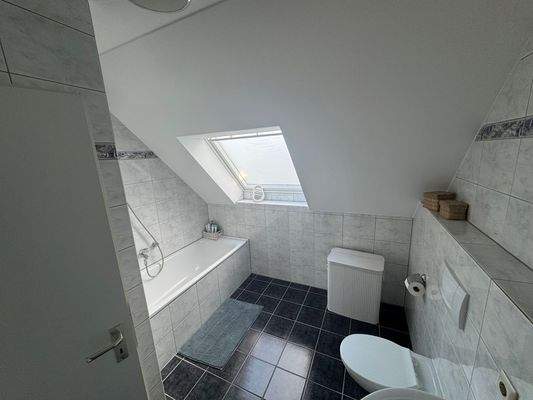 Modernes Badezimmer mit Dachfenster