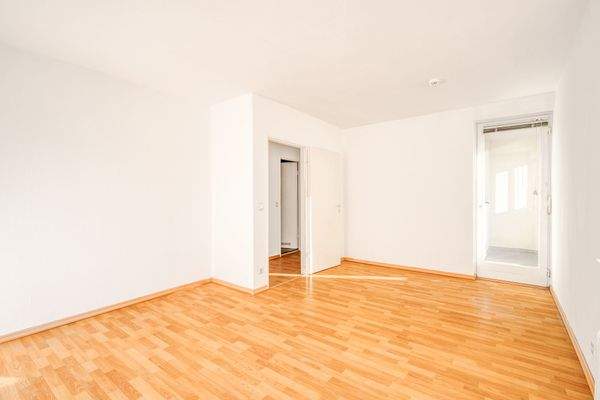 Wohnbereich mit Zugang zum Balkon