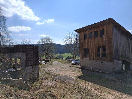 massiver Carport und Nebengebäude