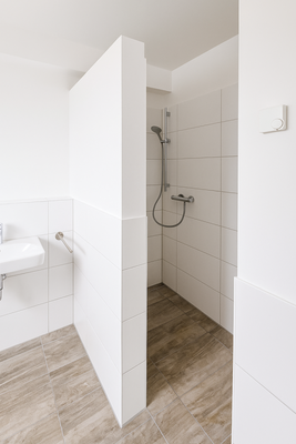 Badezimmer mit Walk-in-Dusche und Badewanne