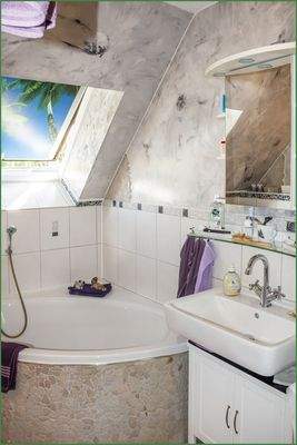 Badezimmer mit Eckbadewanne im Obergeschoss 