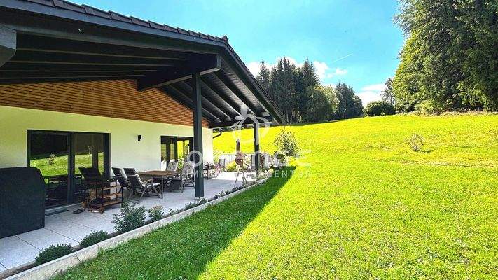 Außenansicht mit Garten