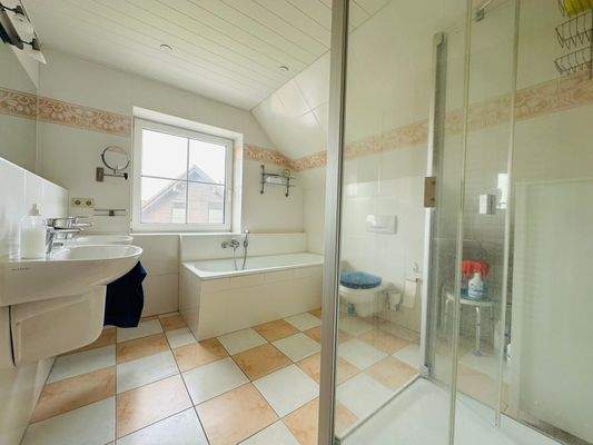 Bad mit Dusche und Badewanne