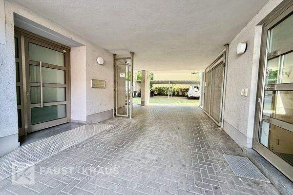 Einfahrt und Hauseingang