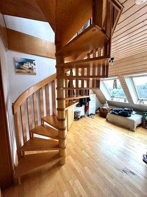 Treppe zum 2. DG links