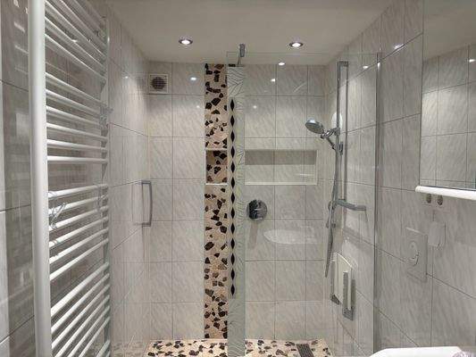 Badezimmer mit Dusche