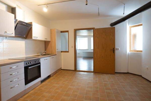 Küche mit Blick in den Wohnraum