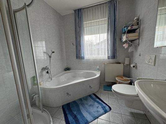 Badezimmer mit Dusche, Wanne und WC