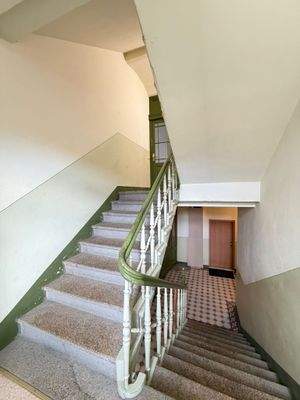 Treppenhaus mit grünem Geländer