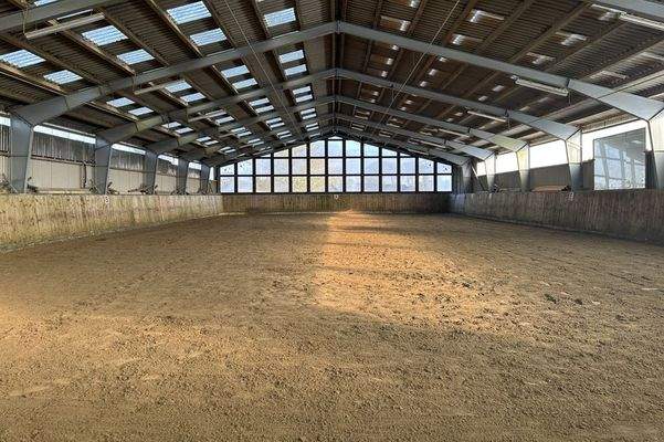 Reithalle mit Bewässerungsanlage
