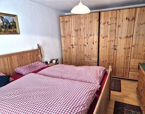 Schlafzimmer Teilansicht...