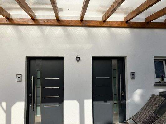 Eingangstüren li. Whg. EG, re. Whg. OG/DG ... 