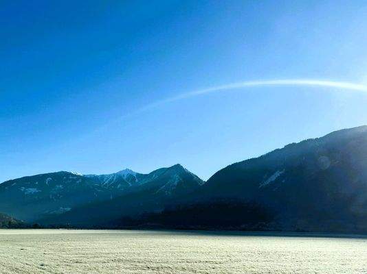 Blick auf die winterliche Berglandschaft