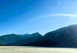 Blick auf die winterliche Berglandschaft