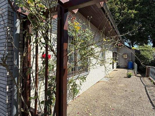 Seitenansicht mit Terrassenbereich II