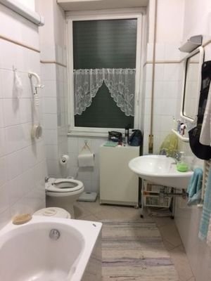 Bad mit Wanne und Fenster
