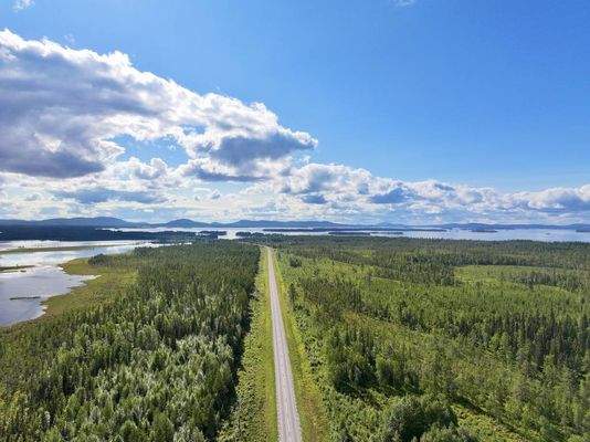 Luftbild mit Straße und See.jpg