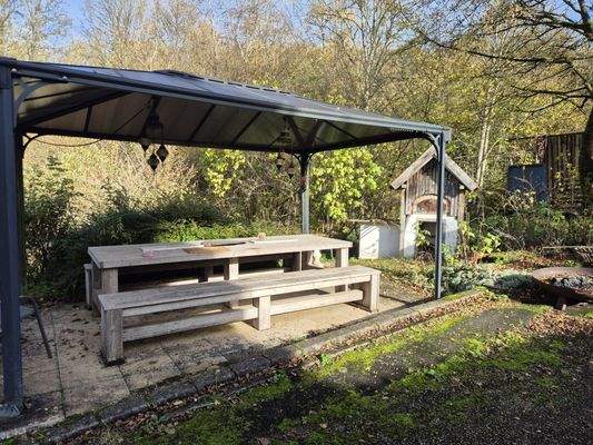 Großer, überdachter Freisitz mit Pizzaofen