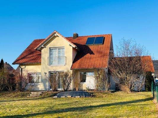 Haus Gartenseite mit Blick auf Garage von hinten