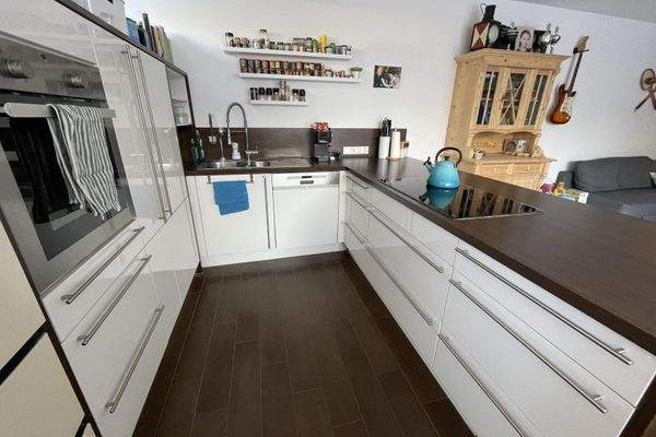 Wohnküche mit Einbauküche