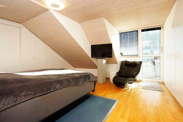 Schlafzimmer mit Zugang zum Balkon