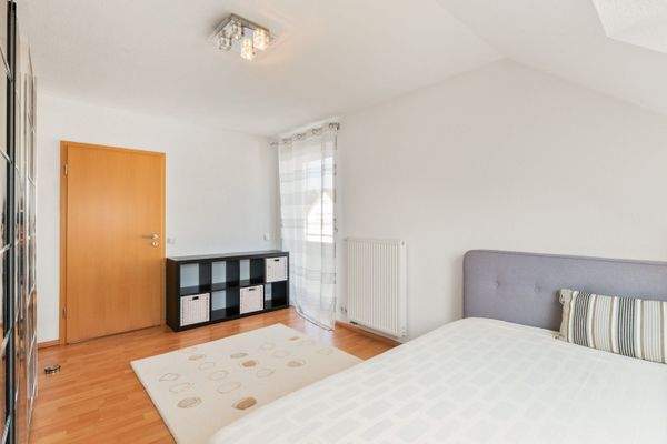 Kinderzimmer DG mit Zugang zum Balkon