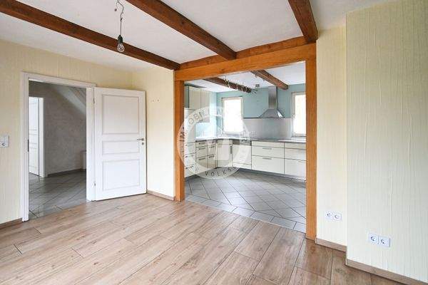 Der Blick vom Esszimmer in Richtung Flur und Küche