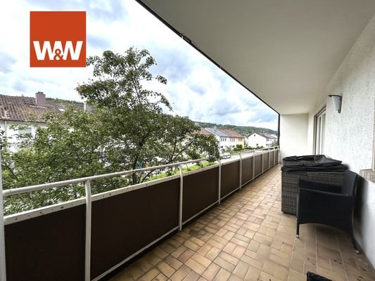 ...geht es direkt auf den 18 m² großen Sonnen-Balkon