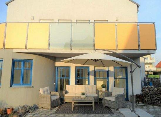 Blick vom Garten zur Terrasse: KI generierte Möbel