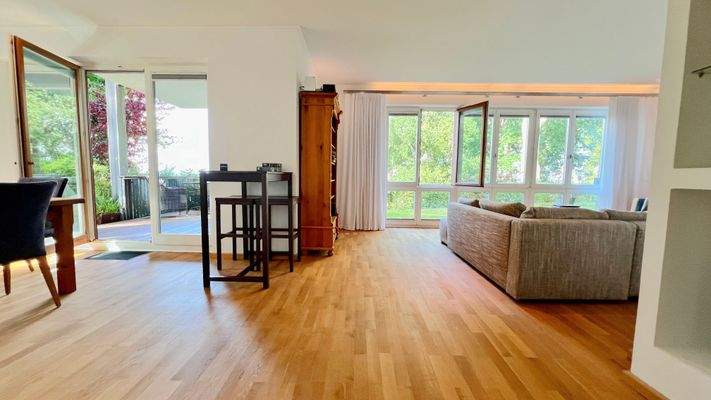 Wohn- und Essbereich mit Zugang zum Balkon