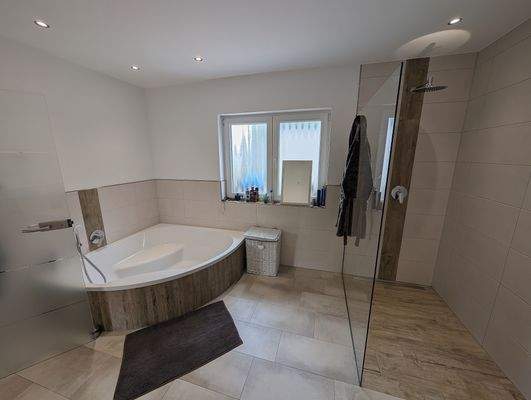 Badewanne und Dusche.jpeg