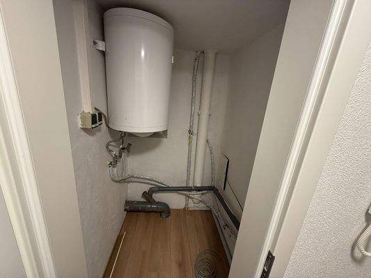 Abstellraum mit Waschm.anschl.