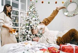  .htmBild von fabrikasimf auf Freepik mutter-vater-und-sohn-die-am-weihnachtstag-spass-im-bett-haben