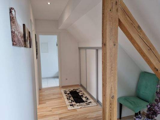 Flur mit Einbaukleiderschrank