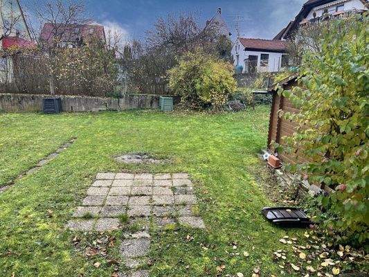 große Gartenfläche auf der Grundstücksostseite