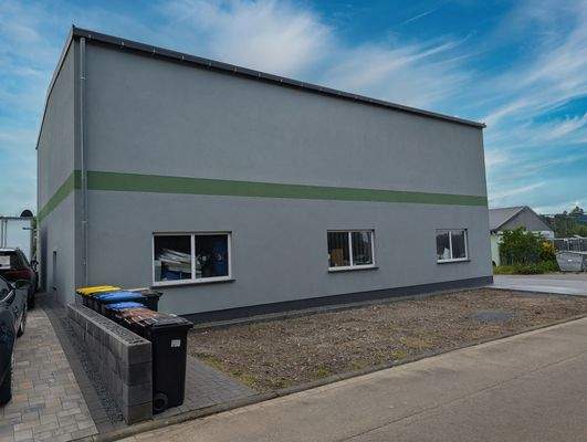 Halle mit Stellplätzen.jpeg