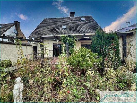 Gartenansicht mit beiden Garagen