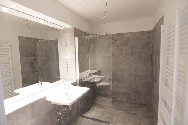 Elegantes Bad mit großer Dusche