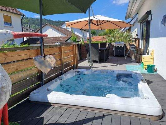 Terrasse mit Whirlpool + Gartenzugang