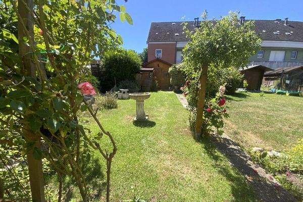 Kleiner Garten im Sommer