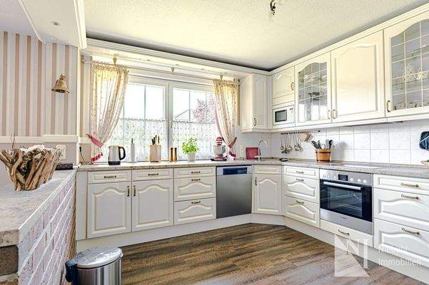 Helle EBK mit E-Geräten