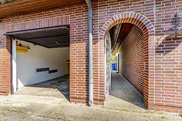 Garage-Durchgang.