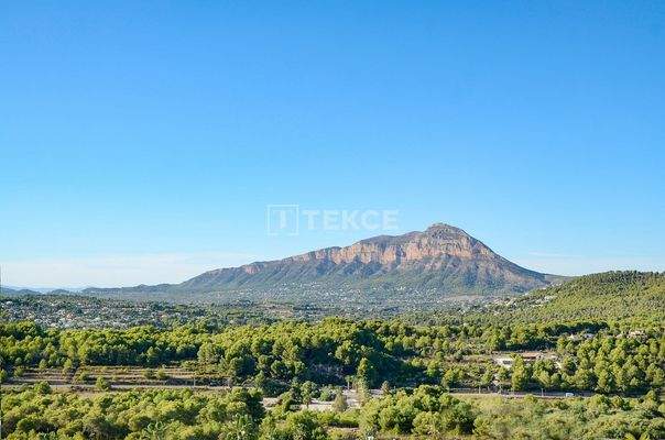 Detached Villa with Montgó and Sea Views Near Amenities in Jávea