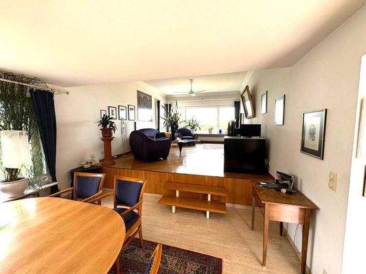 Esszimmer mit Blick ins Wohnzimmer möbliert